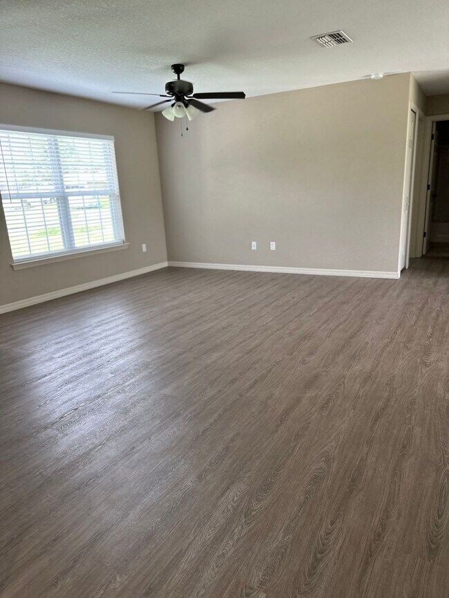 Building Photo - Impeccable Rental
