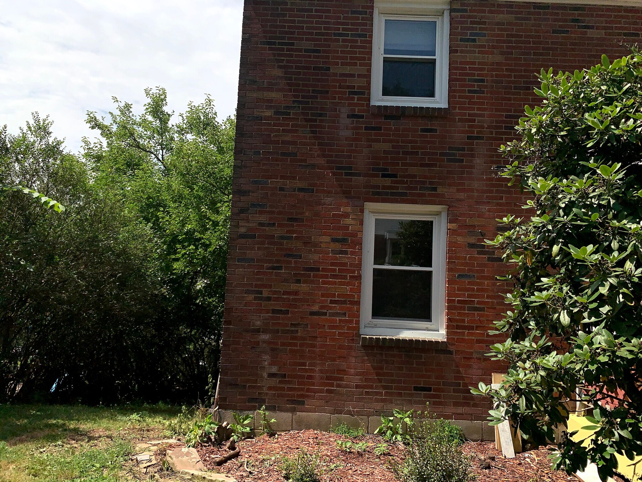 Building Photo - 1015 Willow Dr