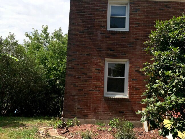 Building Photo - 1015 Willow Dr