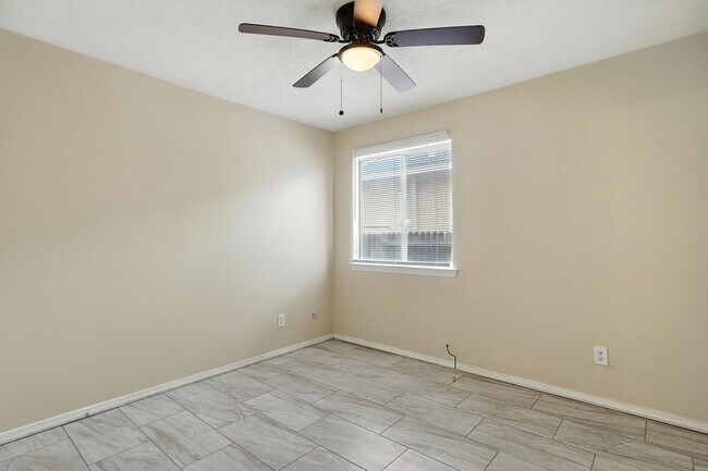 Building Photo - For Rent | 3 Bed / 2 Bath | 2 Car Garage |...