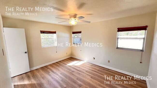 Building Photo - 1516 Dove Dr
