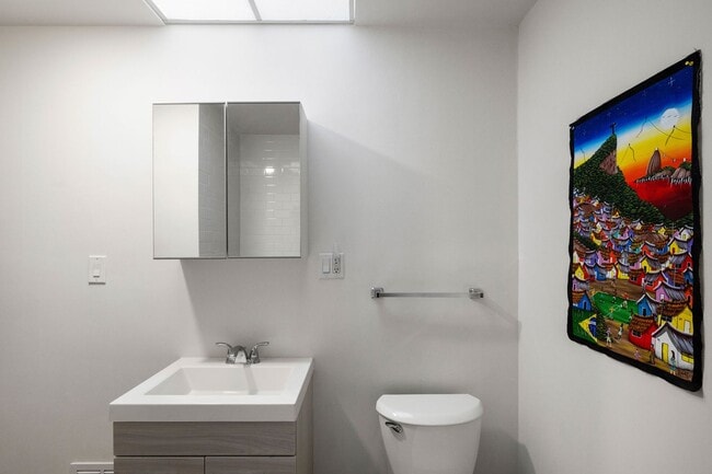 Building Photo - UPDATED LARGE BRIGHT 1800sf 3BR/2BA/1GR In...