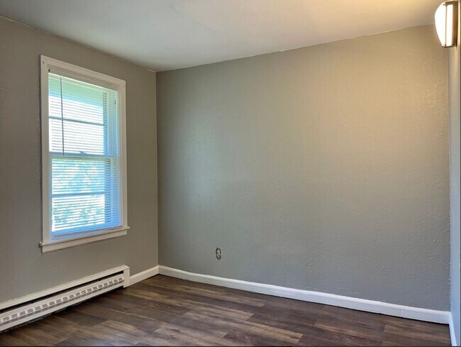 Building Photo - Amazing 5 Bedroom 2Bathroom Duplex in St Paul!!!