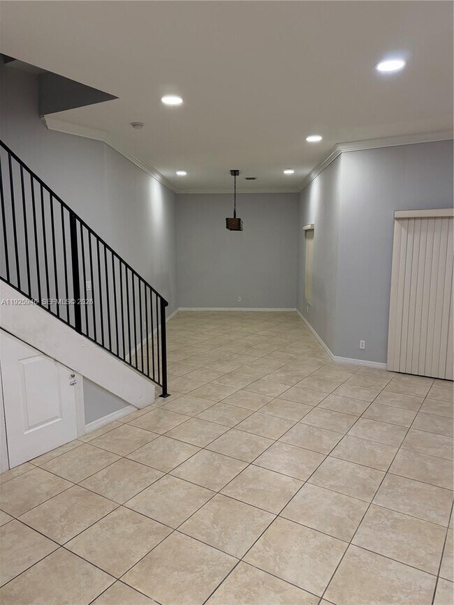 Building Photo - 2927 SW 18th Terrace