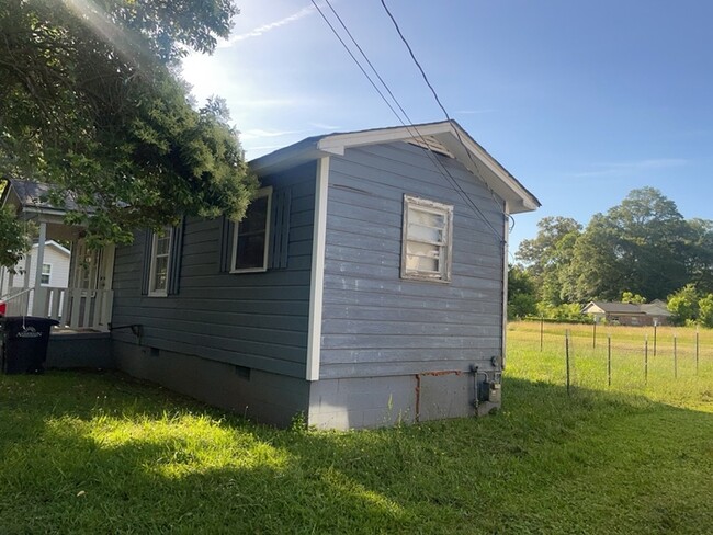 Building Photo - Anderson Home for rent