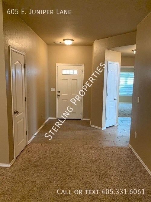 Building Photo - 605 E Juniper Ln