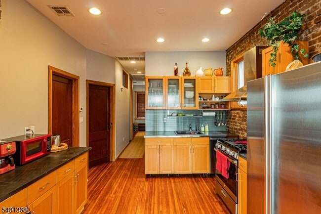 Building Photo - 152 Pine St