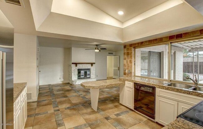 Building Photo - 6129 E Edgemont Ave