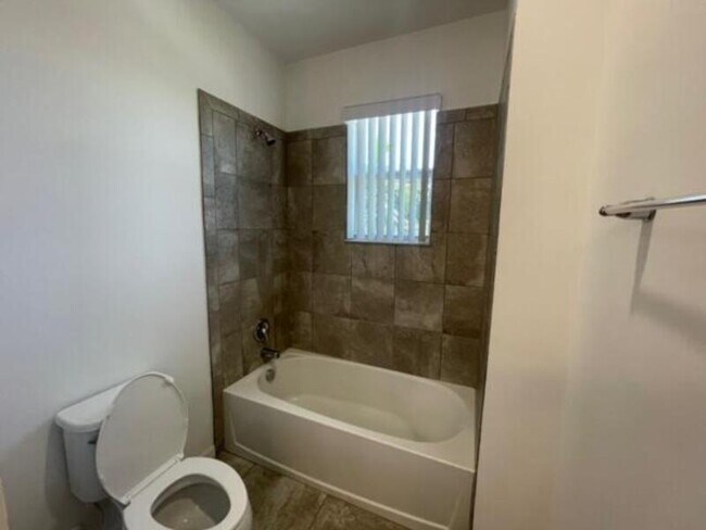 Building Photo - 12885 Trevi Isle