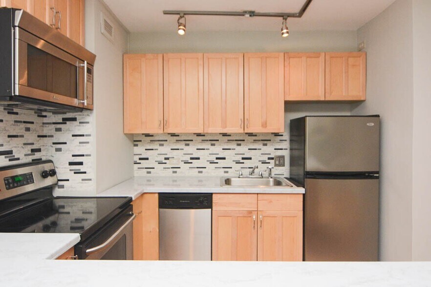 Primary Photo - 429 W Wellington Ave