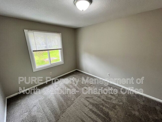Building Photo - 1913 Mereview Ct