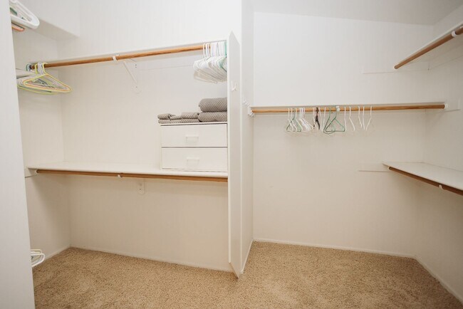 Building Photo - Lake Vacation!! 3 Bed 2 Bath POOL Home!!