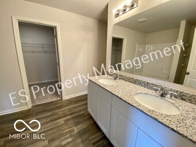 Building Photo - 2608 W Kings Cyn Dr