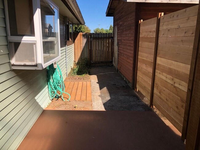 Building Photo - 3 bedroom 1 bath house in Eugene! MOVE IN SPECIAL!