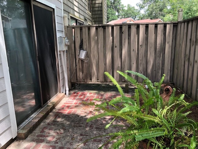 Building Photo - Cute 2 bedroom, 2 bath