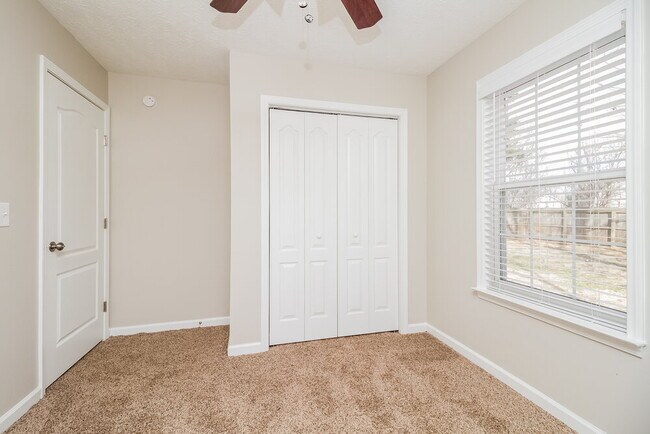 Building Photo - 1012 7 Oaks Blvd