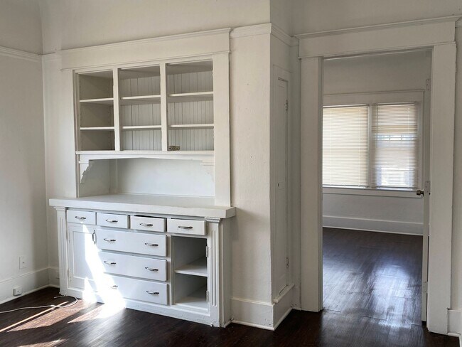 Building Photo - Two Bed, One Bath Apartment Located Downtown