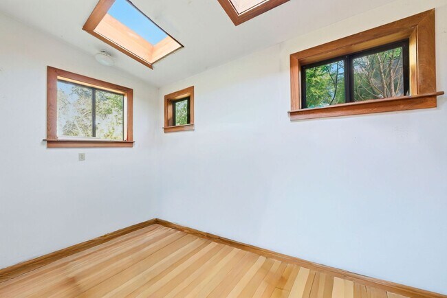 Building Photo - 3 Bed/2.5 Bath Multilevel Home with Amazin...