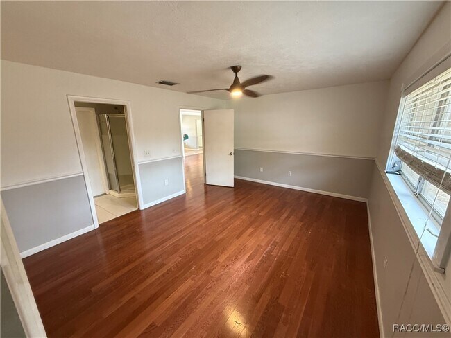 Building Photo - 920 N Lyle Ave