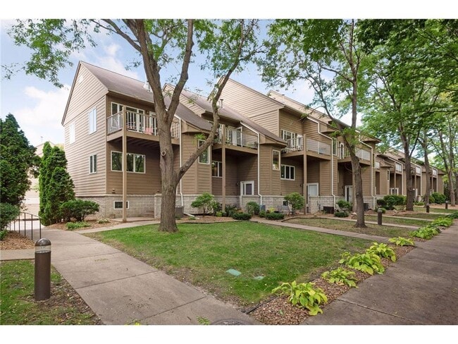 Building Photo - 2858 Kenwood Isles Dr