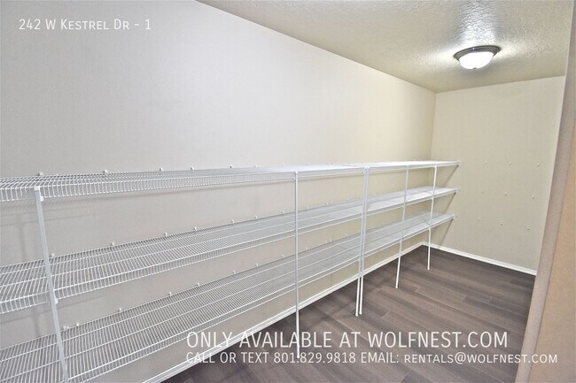 Building Photo - 242 Kestrel Dr