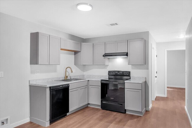 Building Photo - 107 E Elm St