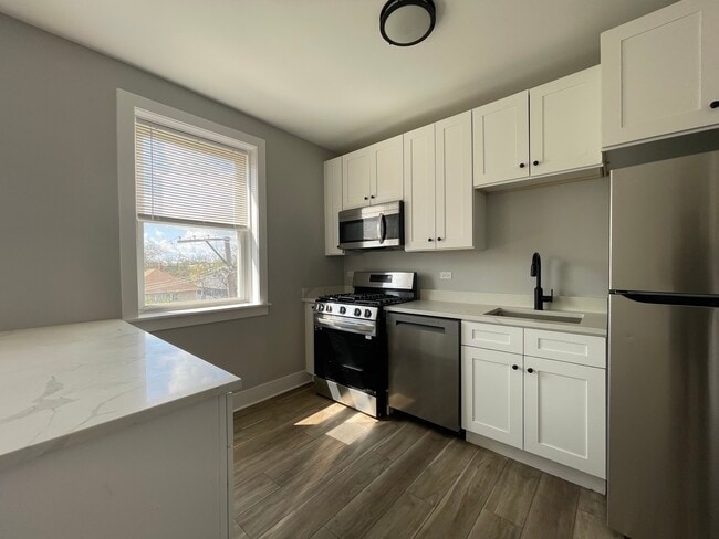 Building Photo - 722 N Austin Blvd