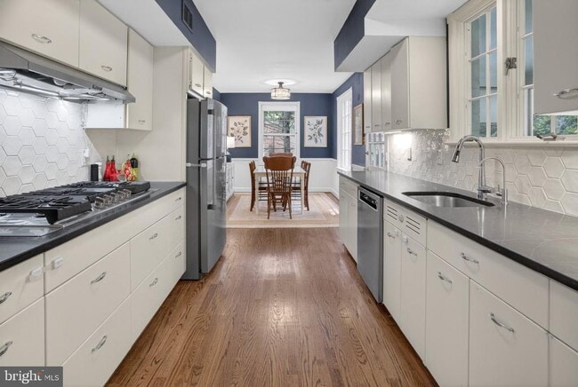 Building Photo - 5973 Searl Terrace