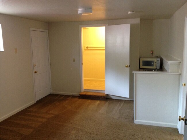 Building Photo - 5 Bedroom 3.25 Bath Close to UC, hiking, mountain biking