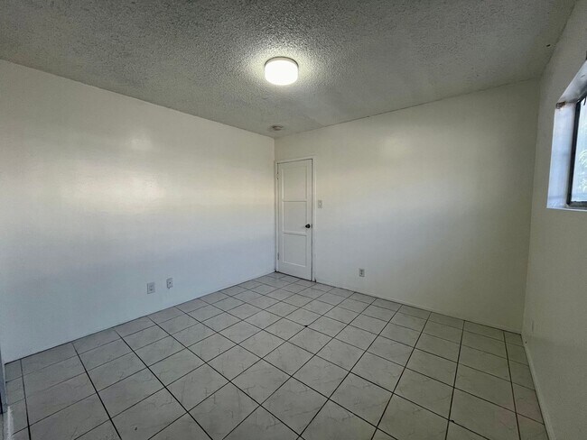 Building Photo - 719-21