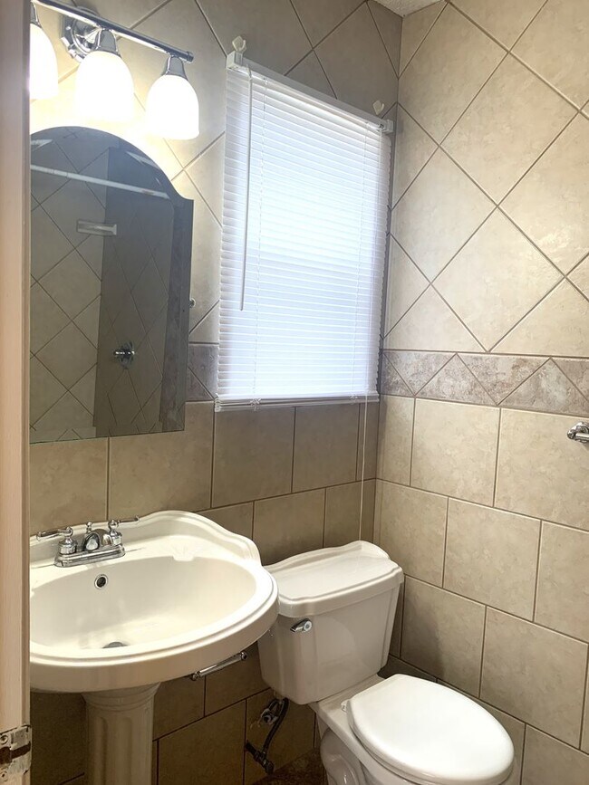 Building Photo - 2808 Persimmon Dr