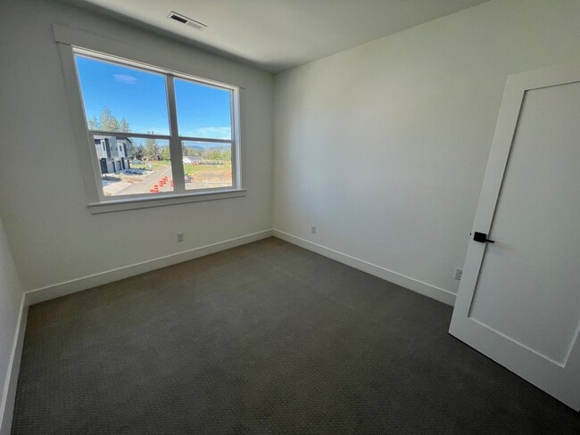 Building Photo - 107 Golf Vw Dr