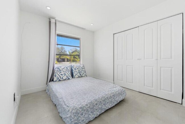 Building Photo - 245 Sandpiper Ave