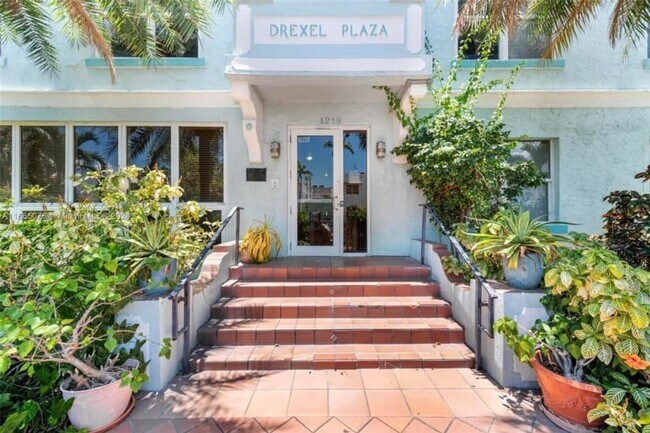 Building Photo - Charming 2BR Townhome in Miami Beach