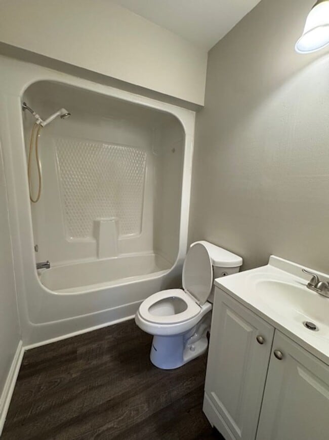 Building Photo - End Unit of Tri-Plex - in downtown Greer - 1 BD, 1 full BA, Nice Size Den, Kitchen with new appli...