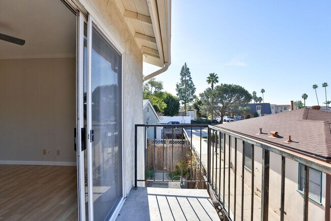 Building Photo - Talmadge : spacious 2 bed, 2 ba top floor condo