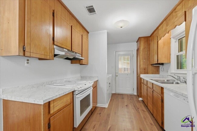 Building Photo - 202 Self St