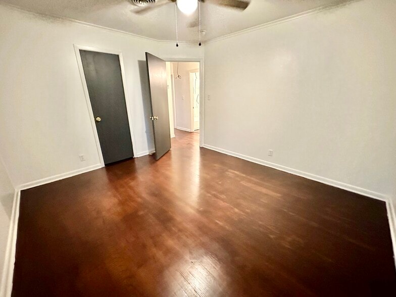 Back Bed 1 - 913 Lynden Blvd