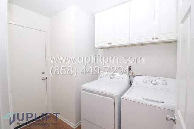 Building Photo - 4 Bed 2.5 Bath Townhouse in Oceanside AVAILABLE NOW!