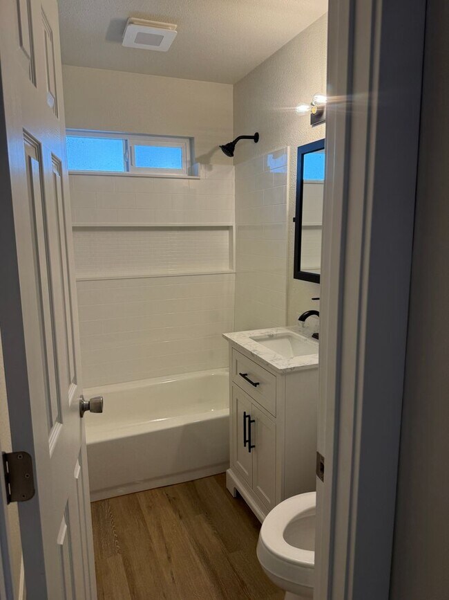 Building Photo - Large Brand New Remodeled 1 Bedroom unit with Washer Dryer Hookups - MUST SEE!!!