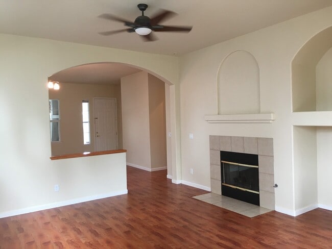 Family Room w media nich - 6461 Cormorant Cir