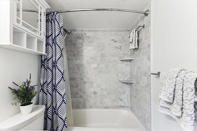 Building Photo - Great 2 Bedroom 2 Bath in Van Ness DC!