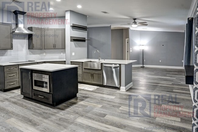 Building Photo - 4407 N Chamberlain Blvd