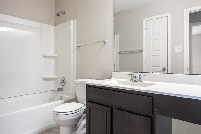 Building Photo - Charming 3-Bed, 2.5-Bath Home with Modern ...
