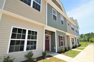 Building Photo - 2 BR/ 2.5 Bath Townhome located in The Tow...