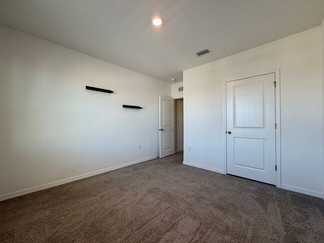 Building Photo - Beautiful 4 bed/3 bath 2 story!