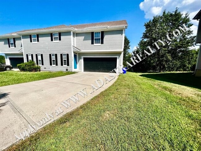 Building Photo - Spacious Shawnee Townhome 3 Bed/3 Bath-Com...