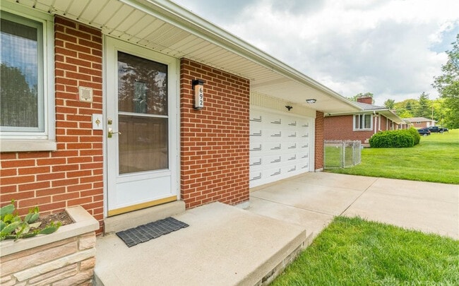 Building Photo - 692 Sueden Dr