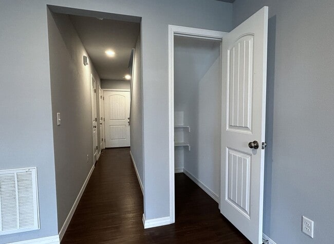 Building Photo - Townhouse with Garage - Minutes from Downt...