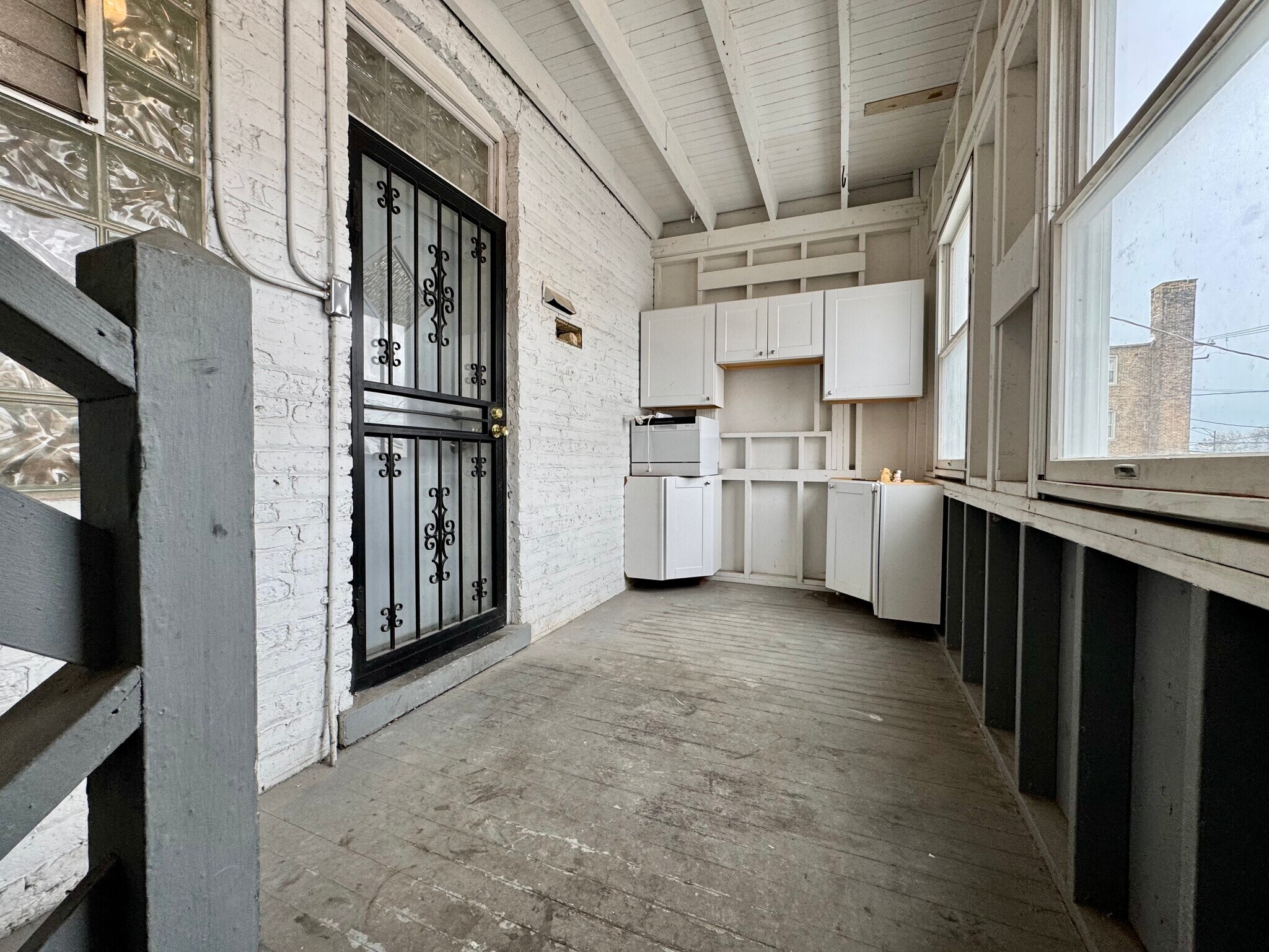 Covered Patio - 4831 W Roscoe St